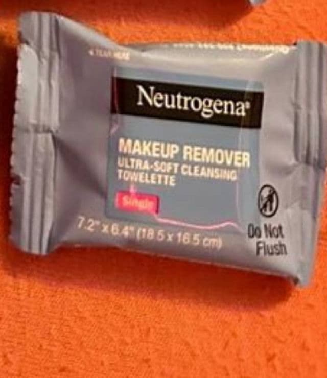 Neutrogena Canada All-in-One Make-up Removing Cleansing Wipes review photo by natiLar