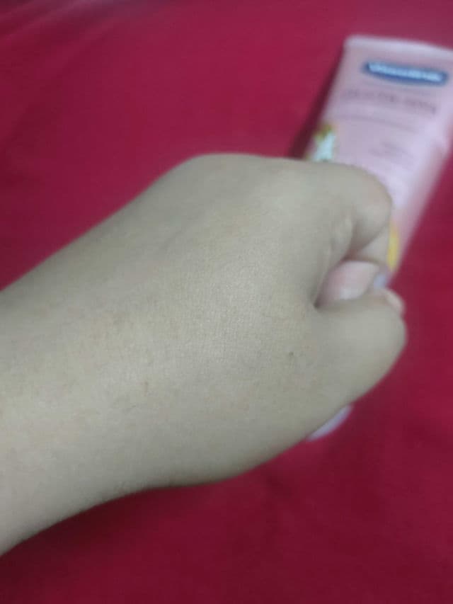 Vaseline Healthy Bright Gluta-Hya Serum Burst Lotion Dewy Radiance review photo by yummeizynn