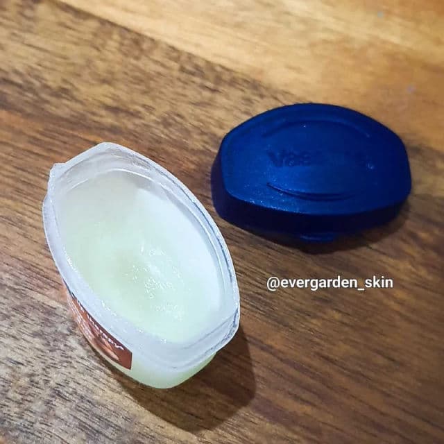 Vaseline Lip Therapy Cocoa Butter review photo by Evergarden