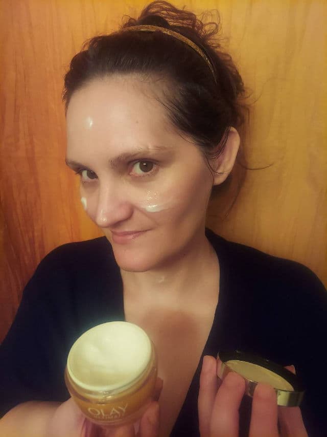 Olay Ultimate Vitamin C + Antioxidants + Peptide 24 Hydrating Moisturizer review photo by laughter
