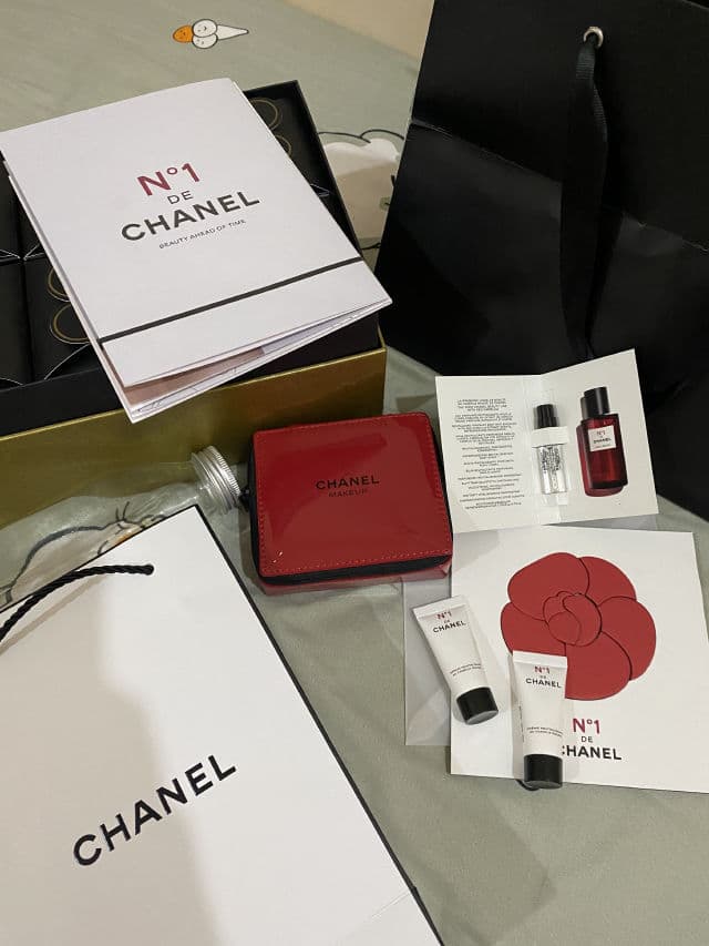 Chanel N°1 De Chanel Red Camellia Revitalizing Serum review photo by lismagiovani