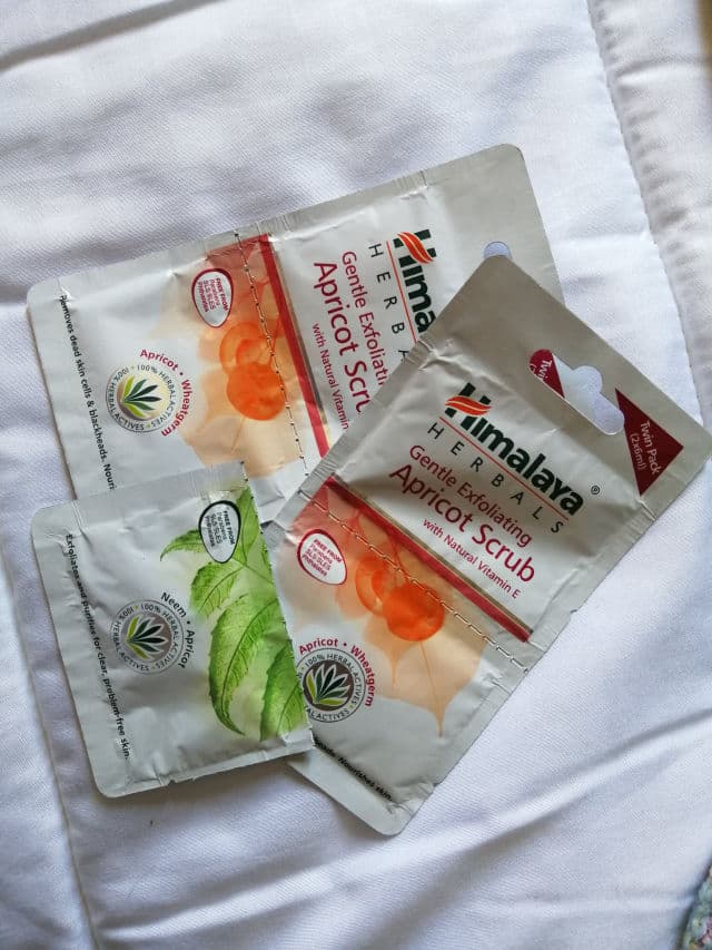 Himalaya Purifying Neem Scrub Normal to Oily Skin review photo by Carolinaa