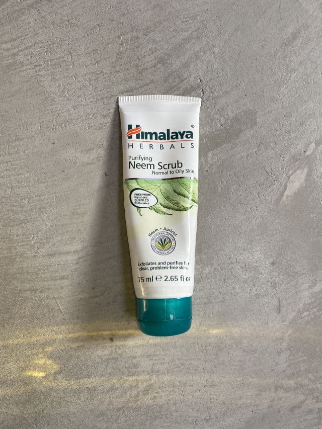 Himalaya Purifying Neem Scrub Normal to Oily Skin review photo by Carolinaa