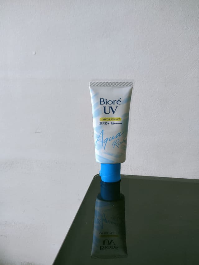 Biore UV Aqua Rich Light Up Essence SPF 50+ PA++++ review photo by skincarekid