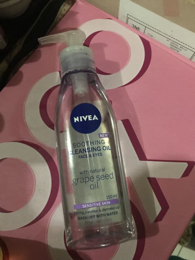 Nivea Soothing Cleansing Oil with Grapeseed Oil review photo by Renautarii