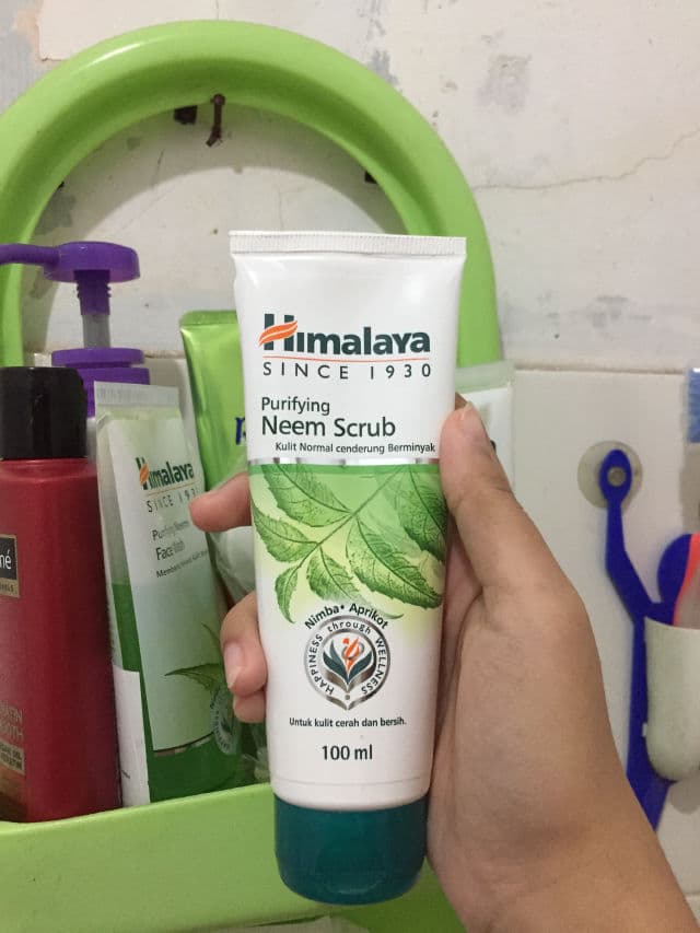 Himalaya Purifying Neem Scrub Normal to Oily Skin review photo by Syiffarz