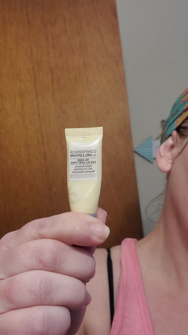 It Cosmetics Confidence In A Gel Lotion Weightless Moisturizer review photo by beautybonnebeth